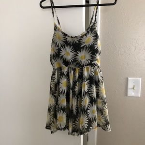 🛑 2 for$24 Brandy Melville daisies top